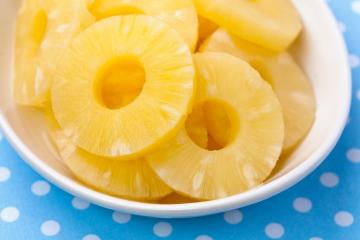 Konservuoti ananasai cukinija