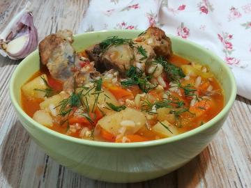 Maitinantis ir skanus storio sriuba su daržovėmis, bulvių ir ryžių uzbekų