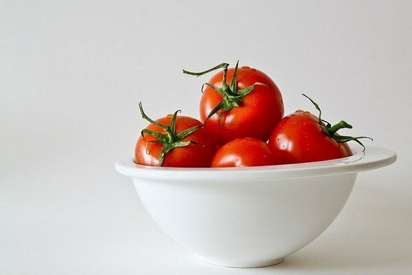 Rekomenduojama valgyti šviežius pomidorus, nes cholinas sunaikinamas po terminio apdorojimo (Nuotrauka: pixabay.com)