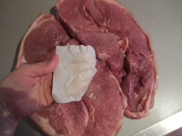 Dažų servetėlė nesimato, todėl mėsa nėra apdorojama