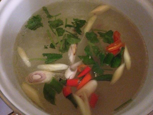 Pagrindinis bruožas sriuba iš pradžių sultinio (aš turėjau vištienos) geras išvirkite prieskonių ir čili pipirai (mes mėgstame aštrų TOMCZYK) 
