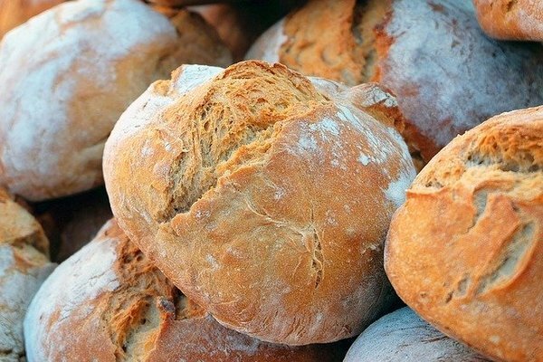 Beje, duoną galima užšaldyti, o tada atšildyti ir kepti orkaitėje su sūriu (Nuotrauka: pixabay.com)