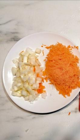 trys morkos ant tarka ir smulkiai supjaustykite svogūną