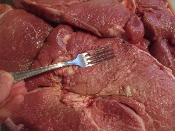 Mėsa, kai paspaudžiamas kartu su šakute atrodė atsparesnė