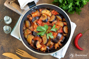 Troškintas baklažanas su pomidorais, česnakais ir aitriosiomis paprikomis