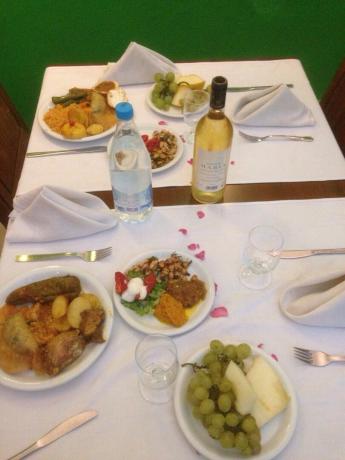Vakarienė patiekiama lenteles su staltiesės, servetėlės. Ant kiekvieno stalo - vynas buteliuose. Turiu pasakyti, kad Tunise vyno - ne visai blogai. Man labai patiko balta ir rožinė. Raudona - nėra labai daug ((alus neblogai: projektas ir butelius.