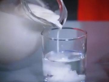Kaip greitai ir lengvai nustatyti, kad pieno ištirpinti vandenyje (3 įrodyta būdų)
