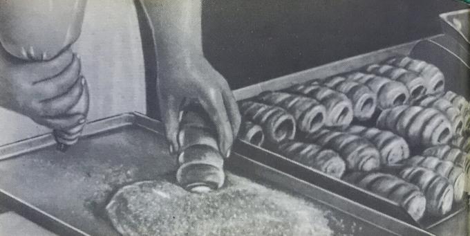 Apdoroti paruošimo kanalėlių grietinėlės. Nuotrauka iš knygos "gamyba kepinių ir pyragaičių gamyba," 1976 