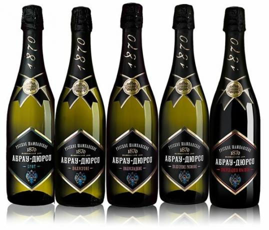 Šampanas "Abrau-Durso" - trečioji vieta trejetuką ekspertų Roskontrolya nuomone.