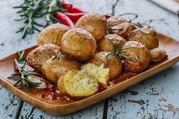 Yra dešimtys galimybių paruošti švarkines bulves (Nuotrauka: alamy.com)