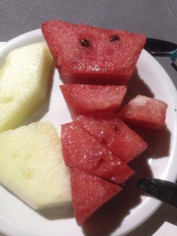 Vaisiai. Viešbutis visada buvo vaisių: arbūzas, melionas, slyvos, vynuogės. 