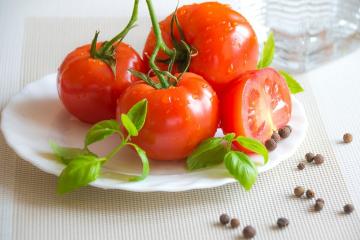 Skanus daugumai pomidorų: trys patiekalai su pomidorais, kuriuos galite pasiruošti iš dešimt minučių