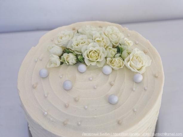 Paprastas pavyzdys, kaip papuošti tortą su šviežių gėlių