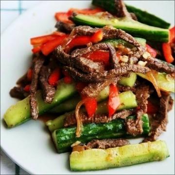 Korėjos užkandis mėsos, agurkų ir paprikų