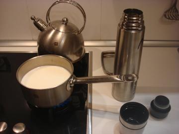 2 paprastas procesas už šilto pieno paruošimo. Dabar Buitinių paprasta!