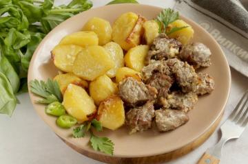 Bulvės su mėsa ir majonezu orkaitėje