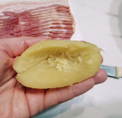 Nulupkite bulves, supjaustyti per pusę su peiliu atsargiai iškirpti vidurį