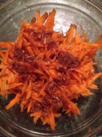 Užpildykite su karštu aliejumi (su česnakais ir sojos padažu) - morkos, tarkuotos ant tarka.