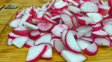 Paprastos agurkų ir ridikėlių salotos. Virti reikia 5 minučių, ir kaip skanu