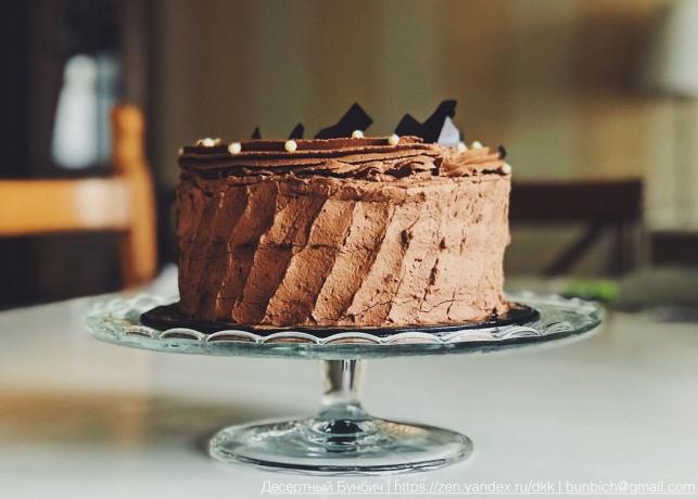 Štai tortas gali būti pagaminti iš šokolado biskvitui su šokoladiniu kremu