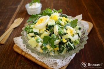 Žalieji žirniai, kiaušiniai ir agurkų salotos