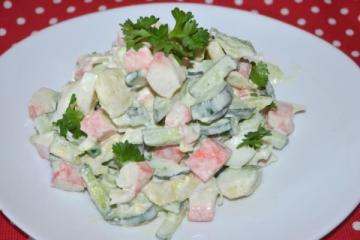Nuostabus skanus salotos su krabų lazdelėmis ir avokadu! Jūs virėjas ją visiems švenčių!