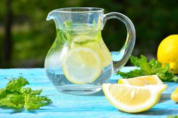 Kodėl gerti vandenį su citrina ant tuščio skrandžio?