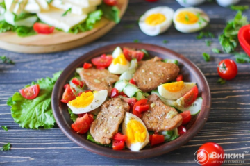 Salotos su vištiena, kiaušiniais ir daržovėmis