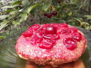 Vyšnių pyragas be cukraus, miltų ir kepimo naudinga saldumą