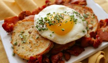 Geriausi pusryčiai: blynai su plakta kiaušinių ir kumpio