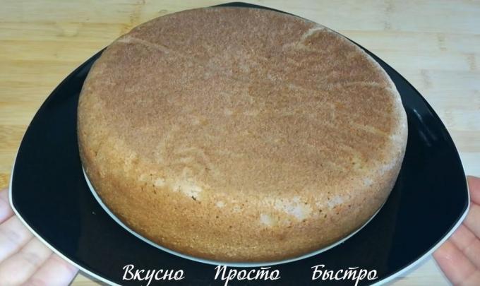 taip pat sausainis būti kepamos įkaitintoje orkaitėje 180 ° C temperatūroje Noras patikrinti medinis iešmo. Pierce torto iešmo, iešmo, jei sausa, tada kempine tortas paruoštas.