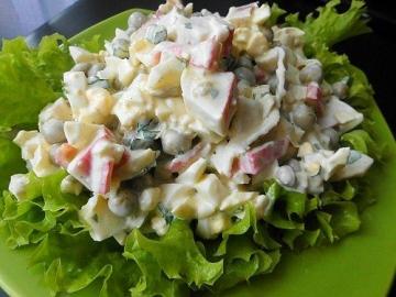 Maisto gaminimas šviežios salotos su krabų lazdelėmis. Viršys visus lūkesčius!