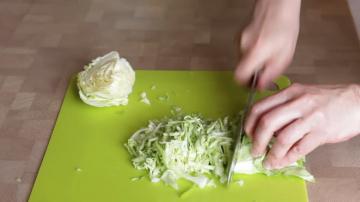 3 naujos salotos nuo įprastų kopūstų. paprasti receptai