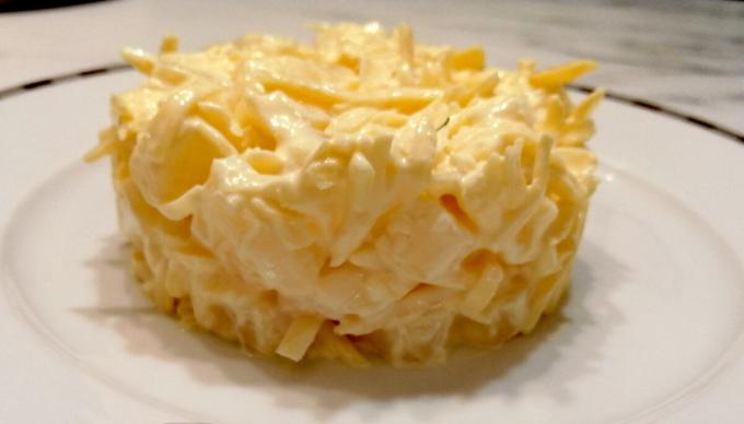 Salotos su ananasais ir sūriu