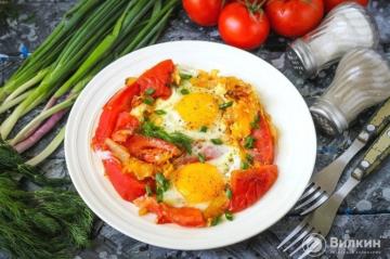 Kepti kiaušiniai su pomidorais ir svogūnais