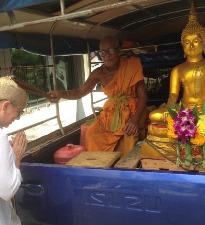Beje, po apsilankymo Didysis Buda Kitą dieną viešbutyje, pamačiau tik tokį mobilųjį "Stotis" su vienuolio. Jis taip pat suriša virvę, pinigai nereikalauja, bet nusprendžiau įdėti bent kaip nieko.