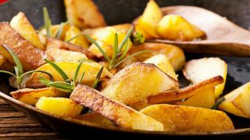Kaip iškepti bulves su auksiniu pluta?