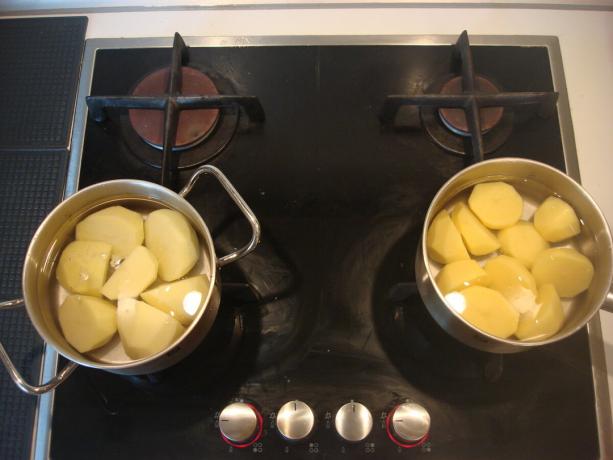 Nusifotografuoti autoriaus (bulves ant krosnies, prie "Pyaterochka" dešinėje, prie "Magnit" kairėje)