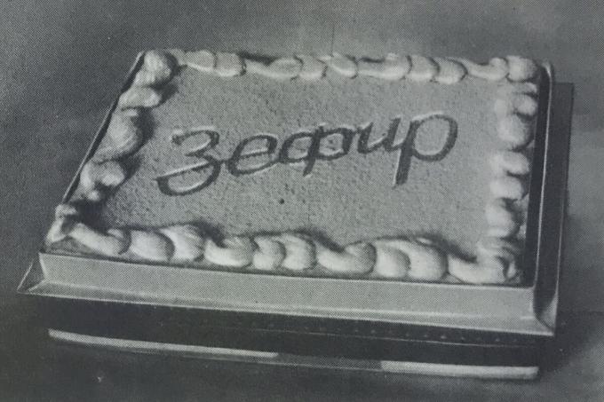 Pyragas "Zephyr-vaflio". Nuotrauka iš knygos "gamyba kepinių ir pyragaičių gamyba," 1976