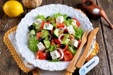 Graikiškos salotos su fetos sūriu ir alyvuogėmis