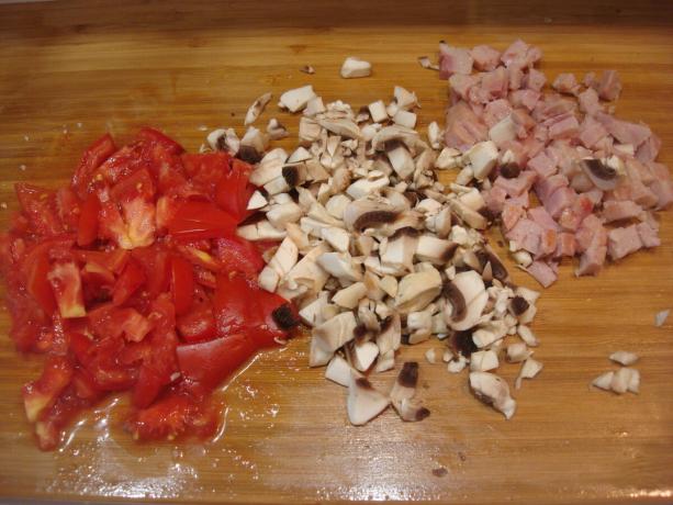 Nusifotografuoti autoriaus (pjaustytų pomidorų, grybų ir kumpio, slinkite į dešinę)