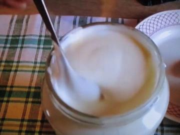 Tiek įprastas pienas ir grietinėlė virėjas storas kremo (kuris įklimpo šaukštą)