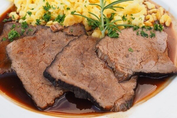 Derinkite mėsą su daržovėmis, kad po vakarienės nesijaustumėte sunki. (Nuotrauka: Pixabay.com)