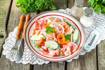 Salotos su raudona žuvimi ir pomidorais